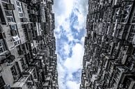 Blauer Himmel mit Wolken zwischen der Stadt von Mickéle Godderis Miniaturansicht