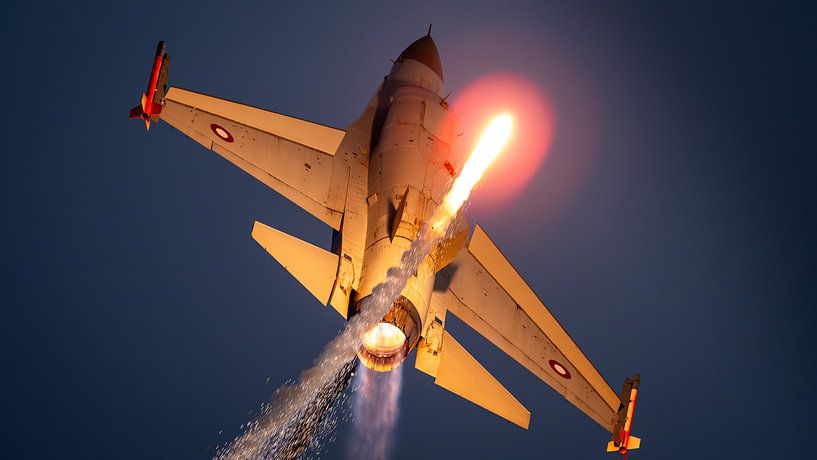 F-16 danois avec fusées éclairantes ! par Dennis Janssen