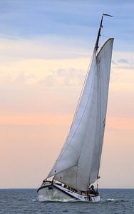 Lemster aak op het IJsselmeer van Piebe van den Berg