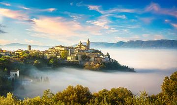 Das Dorf Trevi an einem nebligen Morgen. Umbrien, Italien