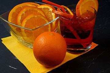 Rode maan ontmoet gin en sinaasappel. van Babetts Bildergalerie