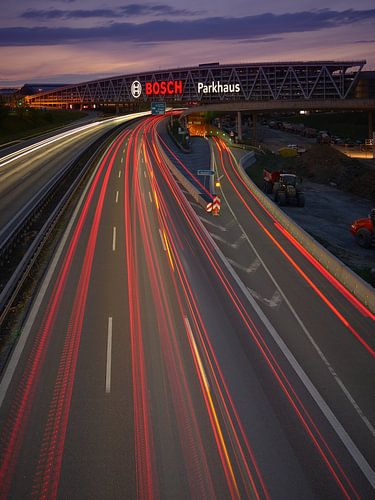 Bosch Parkhaus over de A8 @ Stuttgart Flughafen