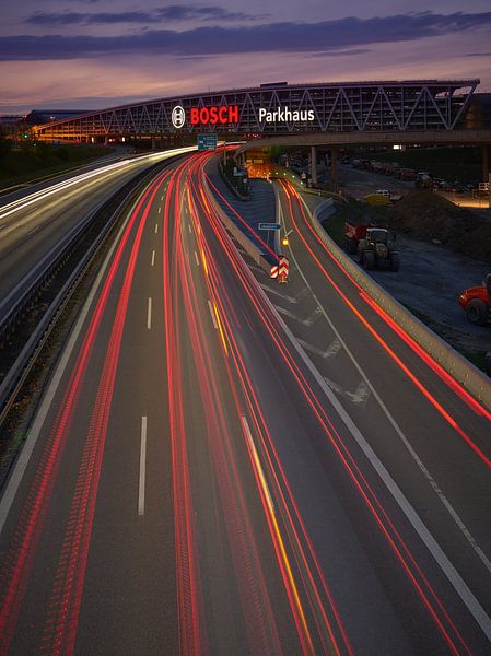 Bosch-Parkhaus über der A8 am Stuttgarter Flughafen von Keith Wilson Photography