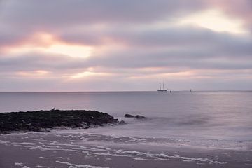 Zonsondergang aan zee van Philipp Klassen