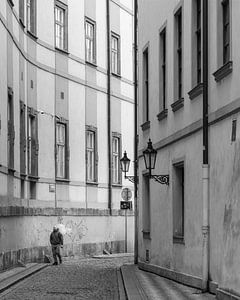 Hochformat einer leeren Straße im Herzen von Prag