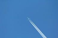 Vliegtuig in de blauwe lucht van Capture the Moment 010 thumbnail