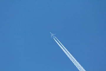 Vliegtuig in de blauwe lucht van Capture the Moment 010