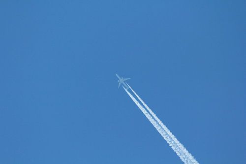Vliegtuig in de blauwe lucht
