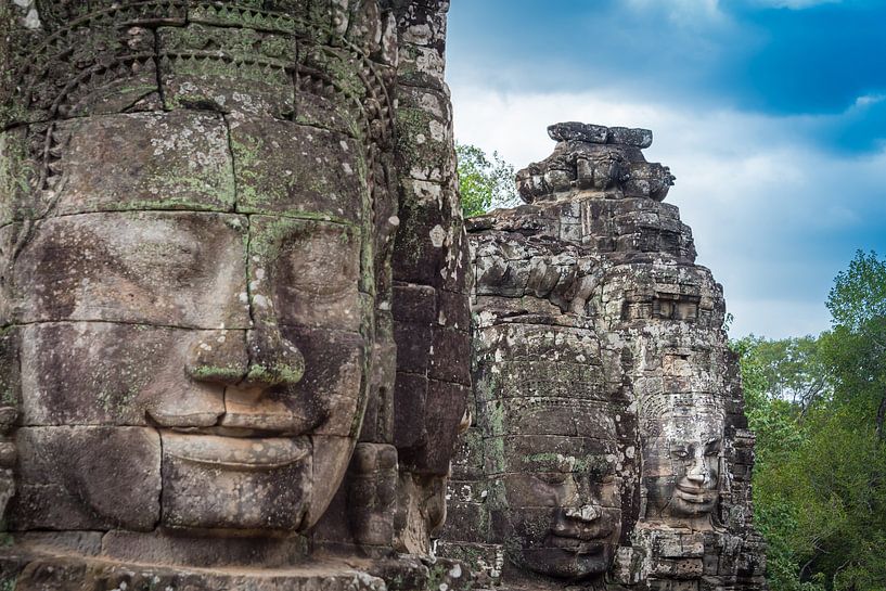 Boeddha's op een rij, Bayon, Cambodja van Rietje Bulthuis