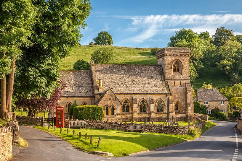 Place de l'église dans le village de Snowshill, Cotswolds, Angleterre par Christian Müringer
