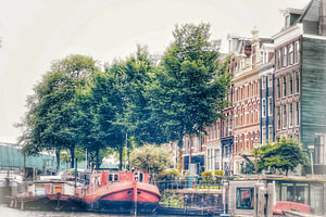 Amsterdam grachtenpanden en boten