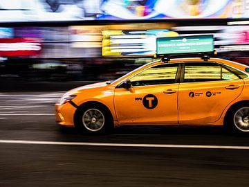 Passerende Taxi op Times Square | NYC van Kwis Design