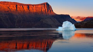 Zonsopkomst in de Rødefjord, Scoresby Sund, Groenland van Henk Meijer Photography