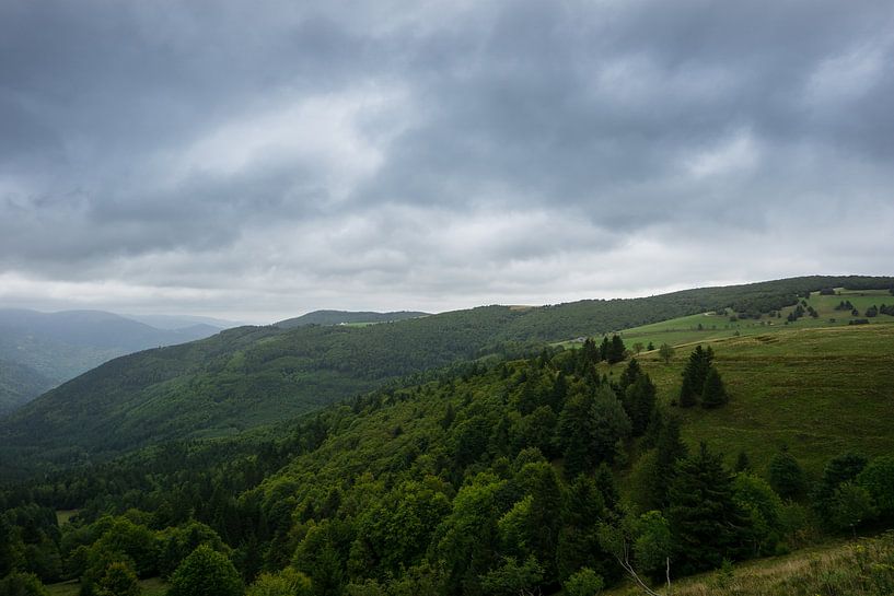 Frankreich - Regenwolken über bewaldeten Hügeln des Elsass in der Nähe der Route de Cretes von adventure-photos