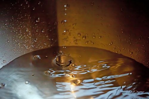 Druppels water in een roestvrij stalen kom 2