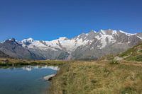 Rustgevend uitzicht op de gletsjer van Saas Fee