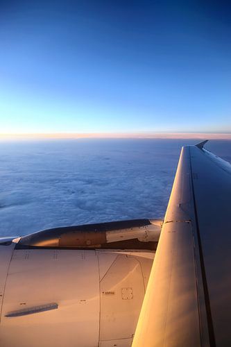 Vliegtuig tijdens zonsondergang