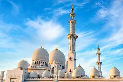 Minarett und Kuppeln der Scheich-Zayid-Moschee in Abu Dhabi VAE