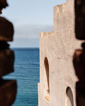 Doorkijkje en uitzichtpunt pastel muur in Collioure van Myrthe Slootjes