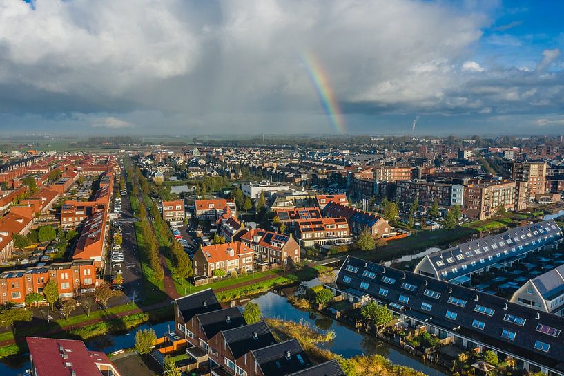 Luchtfoto: Regenboog boven Krommenie-Assendelft van Pascal Fielmich