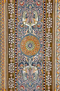 Ornamentale Malerei mit Vogelmotiven im sizilianischen Jugendstil