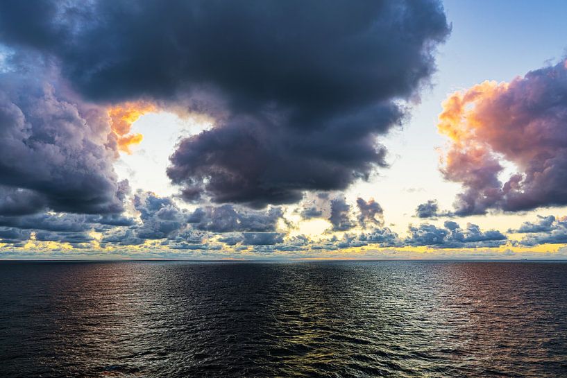Uitzicht over de Baltische Zee met wolken en zonsondergang van Rico Ködder