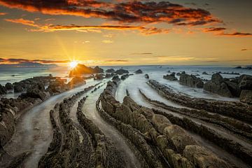Zonsondergang aan de kust van Barrica, Baskenland van Dieter Meyrl