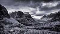 In het Schotse landschap ligt een prachtige vallei tussen de bergen van Hans de Waay thumbnail