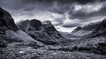 In der schottischen Landschaft liegt ein wunderschönes Tal zwischen den Bergen von Hans de Waay