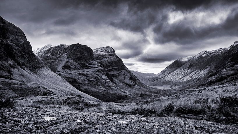 In het Schotse landschap ligt een prachtige vallei tussen de bergen van Hans de Waay