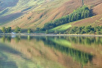 Mountain reflected in Buttermere sur Ron Buist