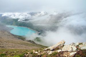 Lac de Moiry met rots in Zwitserland von Dennis van de Water