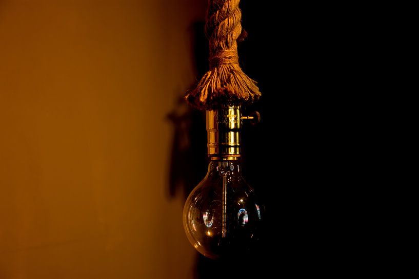 Gloeilamp  by Stef De Vos