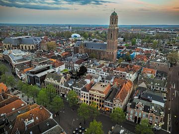 Luchtfoto binnenstad Zwolle tijdens zonsondergang