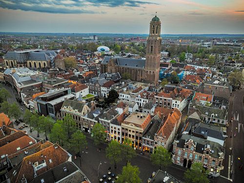 Luchtfoto binnenstad Zwolle tijdens zonsondergang