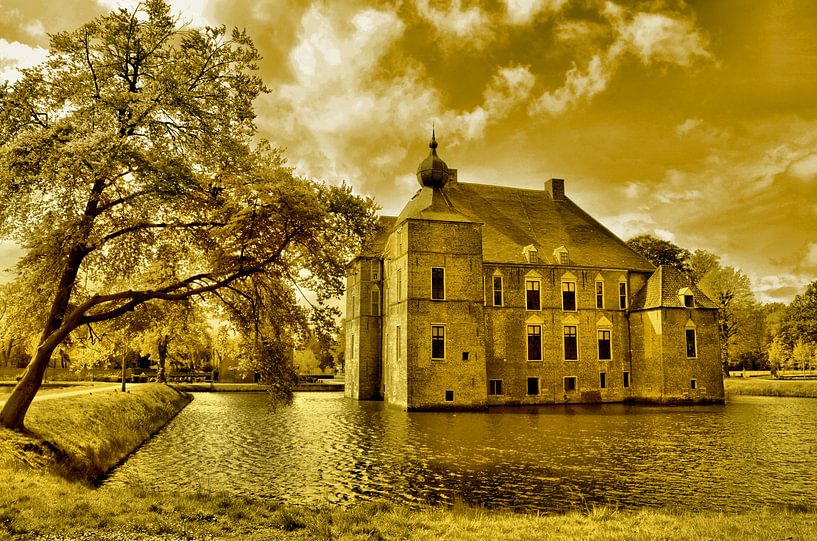 Castle in Gold by Leo Huijzer