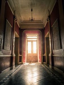 Hallway in Abandoned Hotel, Belgium von Art By Dominic