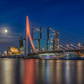 The skyline of Rotterdam with a full moon