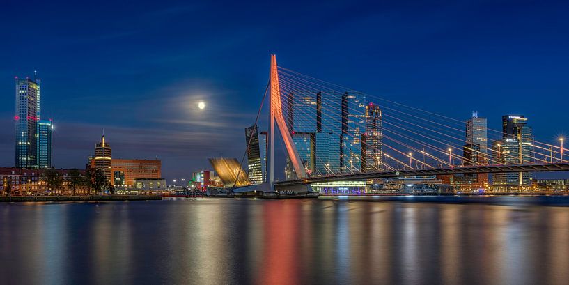 De skyline van Rotterdam met een volle maan van Dennisart Fotografie