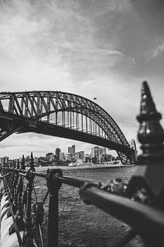 De bekende brug van Sydney, the Harbour Bridge van Ken Tempelers