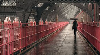 Frau mit Regenschirm auf der Williamsburg Bridge in New York