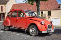 Oude rode eend (Citroen 2CV) in dorpje in zuid Frankrijk van Joost Adriaanse thumbnail