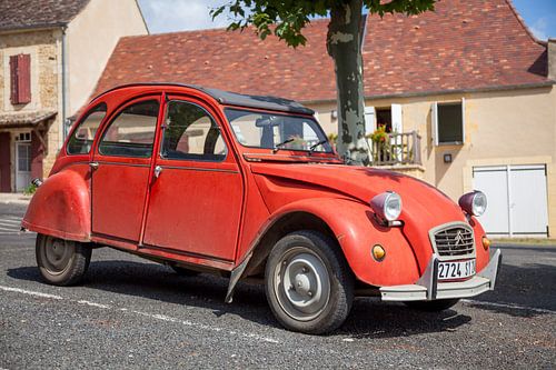 Oude rode eend (Citroen 2CV) in dorpje in zuid Frankrijk