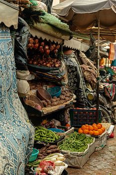 Bunte Gemüsestände auf dem Markt in Marrakesch