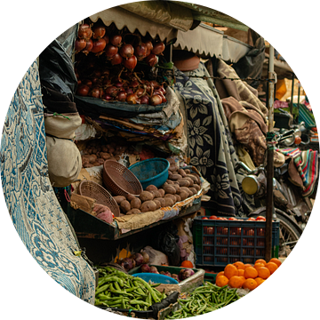 Kleurrijke groentekraam op de markt in Marrakech