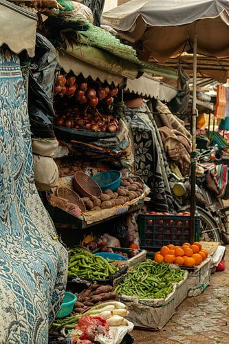 Kleurrijke groentekraam op de markt in Marrakech