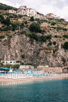 Italiaanse kustlijn van Amalfi, Minori Italië van Claire Bateman