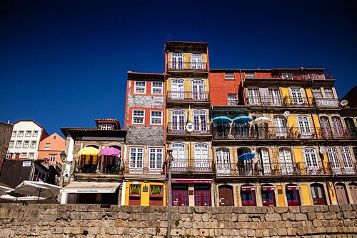 Maisons colorées le long de la Cais da Esitva dans le vieux quartier de Ribeira à Porto