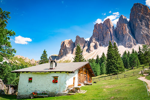 Mountain hut on the Adolf Munkel Trail – Authentic Dolomites