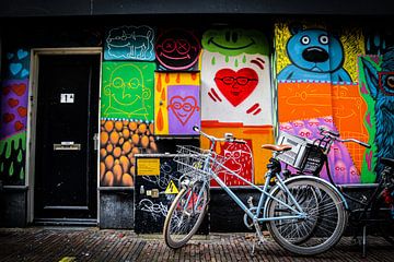 Bicyclette sur un mur coloré sur Thomas van Gorkom